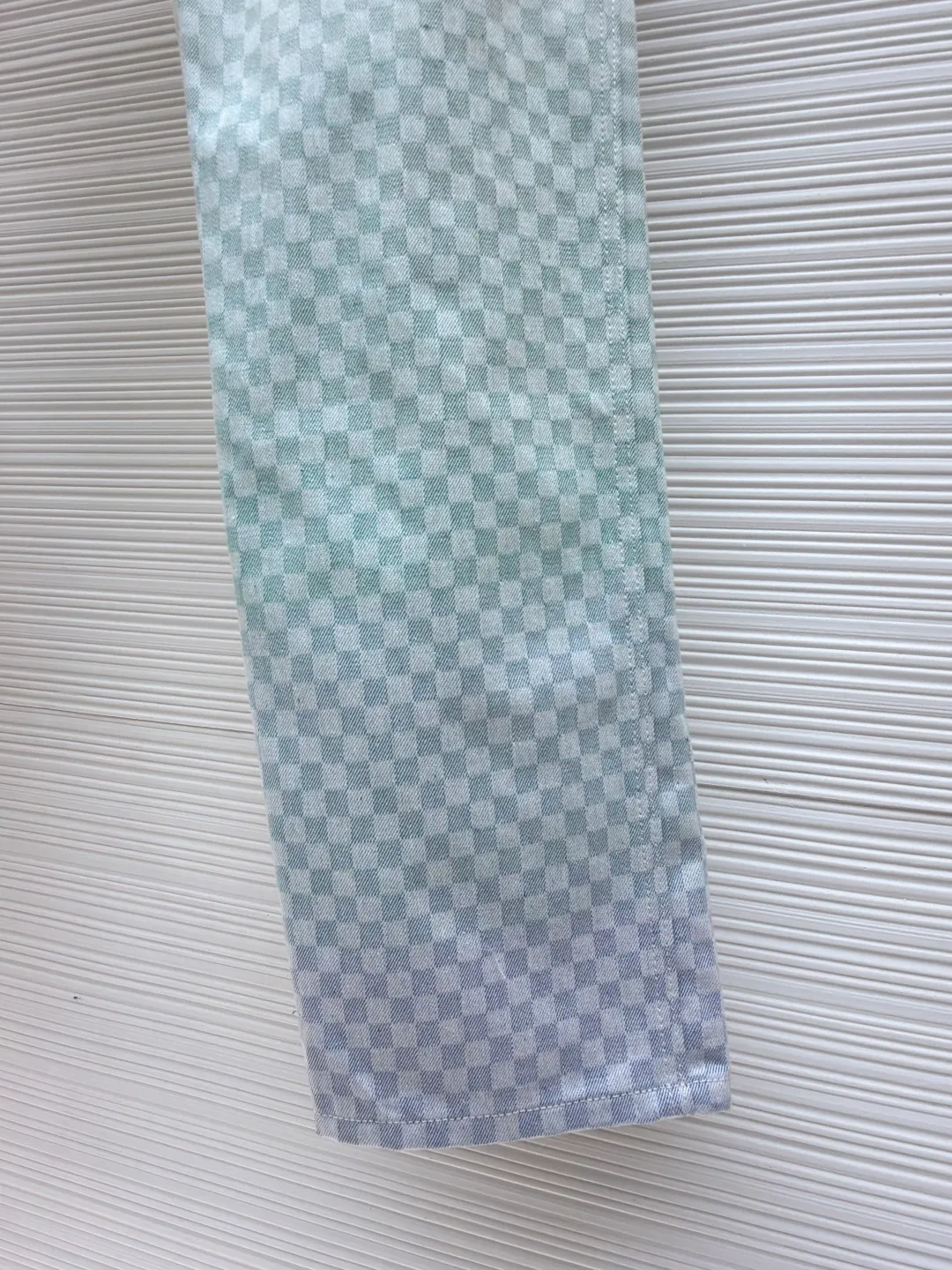LOUIS VUITTON gradient jacquard denim overalls ●Authentic product: purchased and developed by 16900 ●Item number: 1680989-B85 ●Fabric: denim fabric ●Technology: jacquard texture ●Version: fitted version ●Size: 28-30-32-34-36 ●Weight: about 760 grams ●Description: The whole body is decorated with Der jacquard texture showing an elegant gradient, the chest is decorated with button flap pockets, and pearlescent metal denim buttons